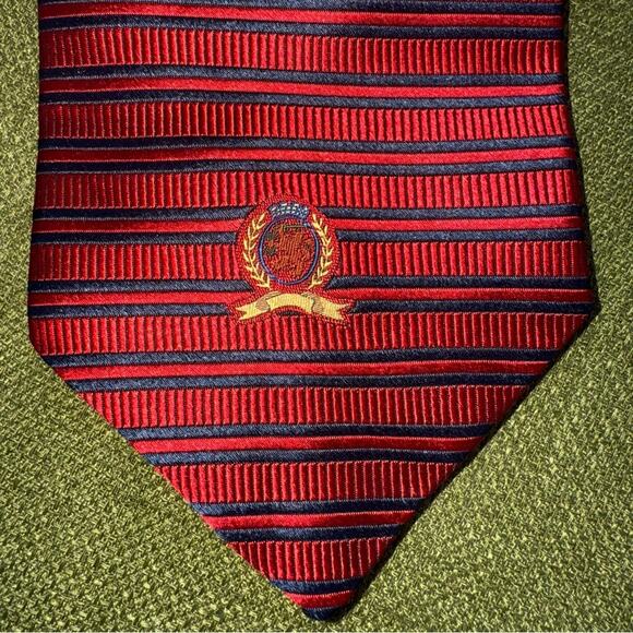 Tommy Hilfiger Vintage Men's Neck Tie Red and Navy Stripe with Emblem 100% Silk - Picture 2 of 8